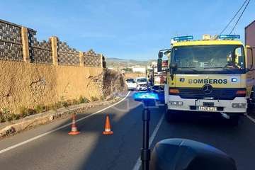  Vuelco de un vehículo en la carretera de Melenara, a la altura del Callejón del Castillo/TA.